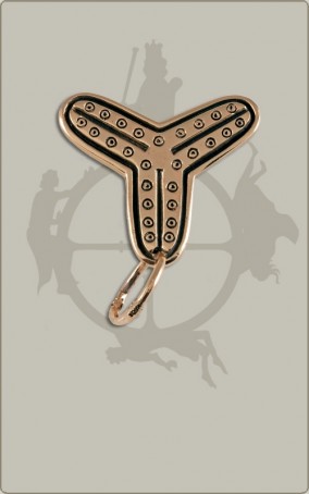 Kleeblattfibel mit Punktkreisornament